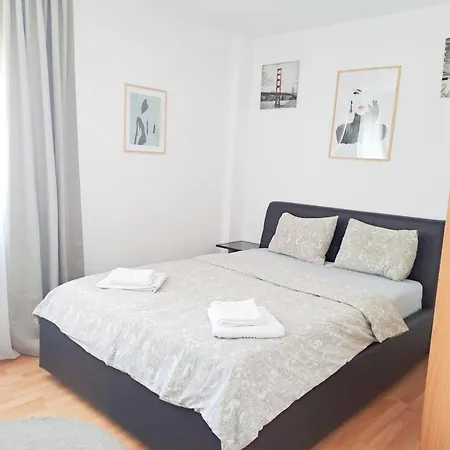Stylish And Ample Two-Bedroom Flat With Breathtaking Landmark And City Views Bucharest Exterior photo