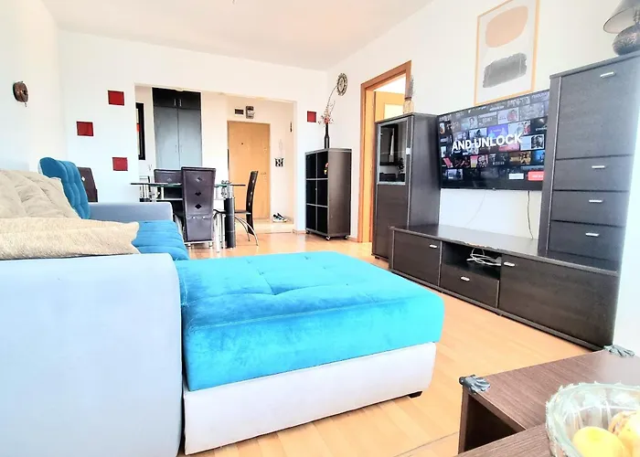 Stylish And Ample Two-Bedroom Flat With Breathtaking Landmark And City Views