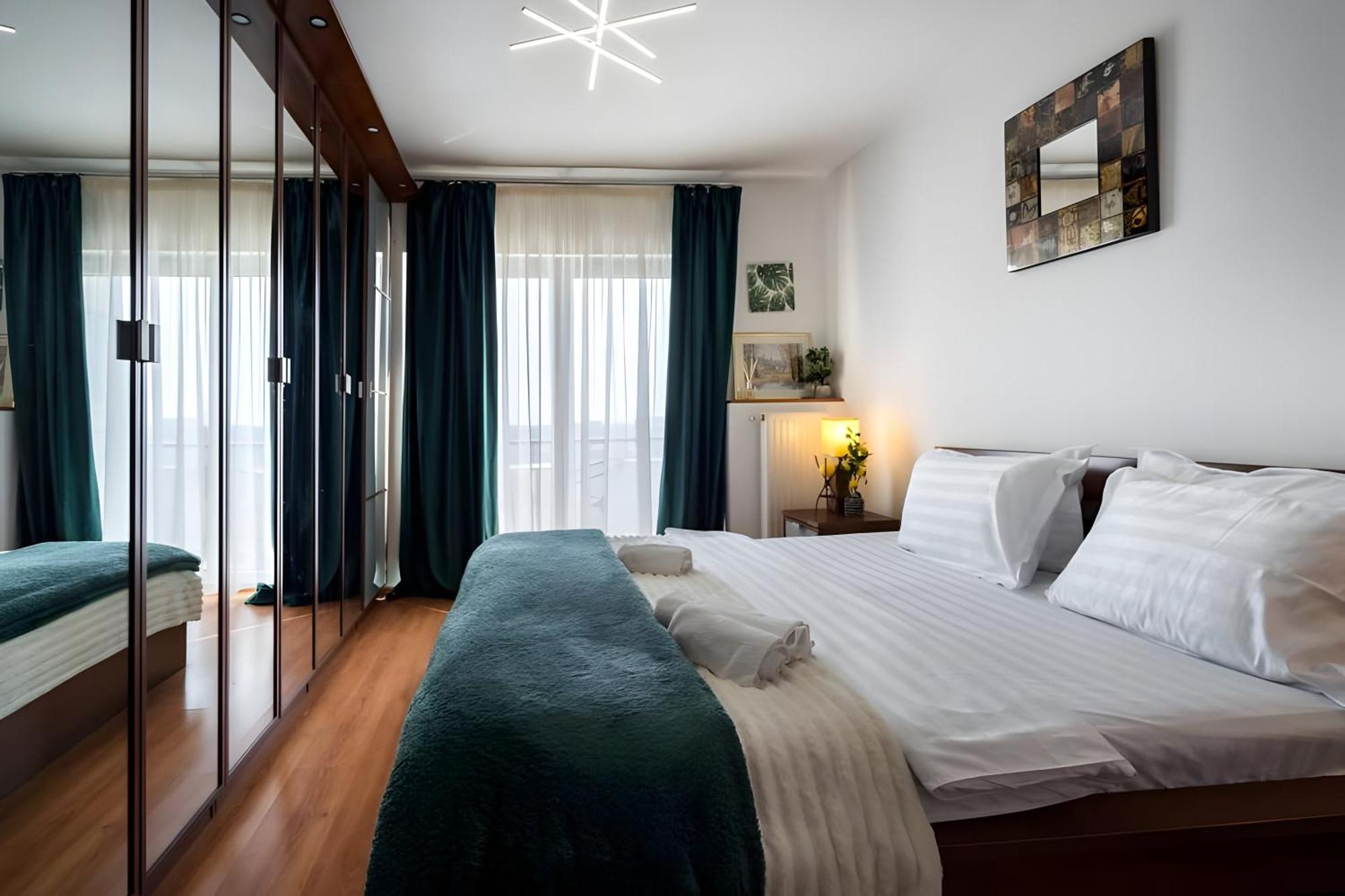 Stylish And Ample Two-bedroom Flat With Breathtaking Landmark And Views Bucarest
