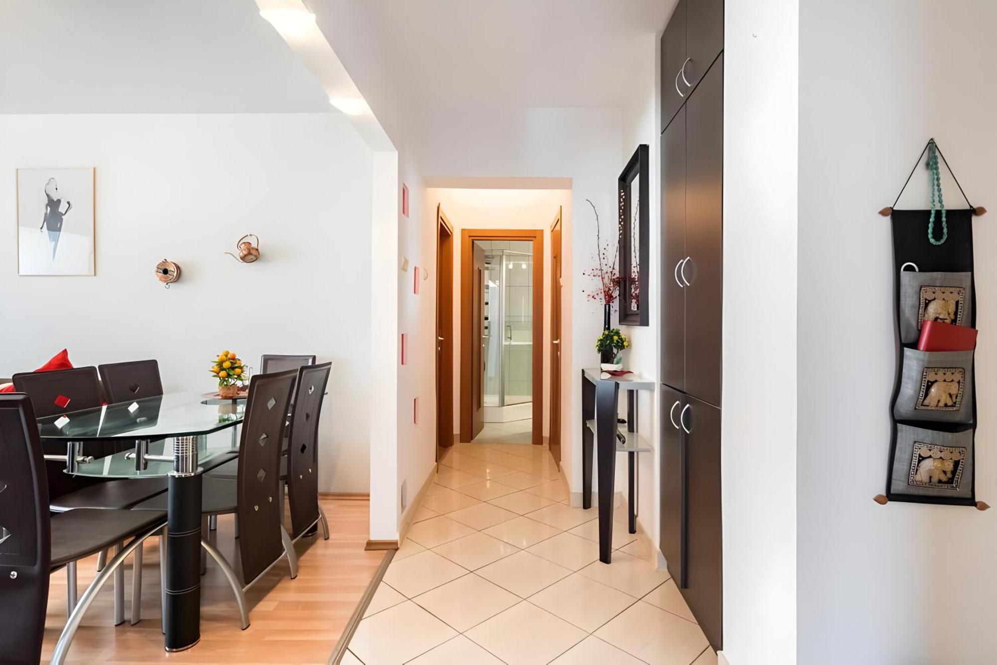 Stylish And Ample Two-bedroom Flat With Breathtaking Landmark And Views Bucarest