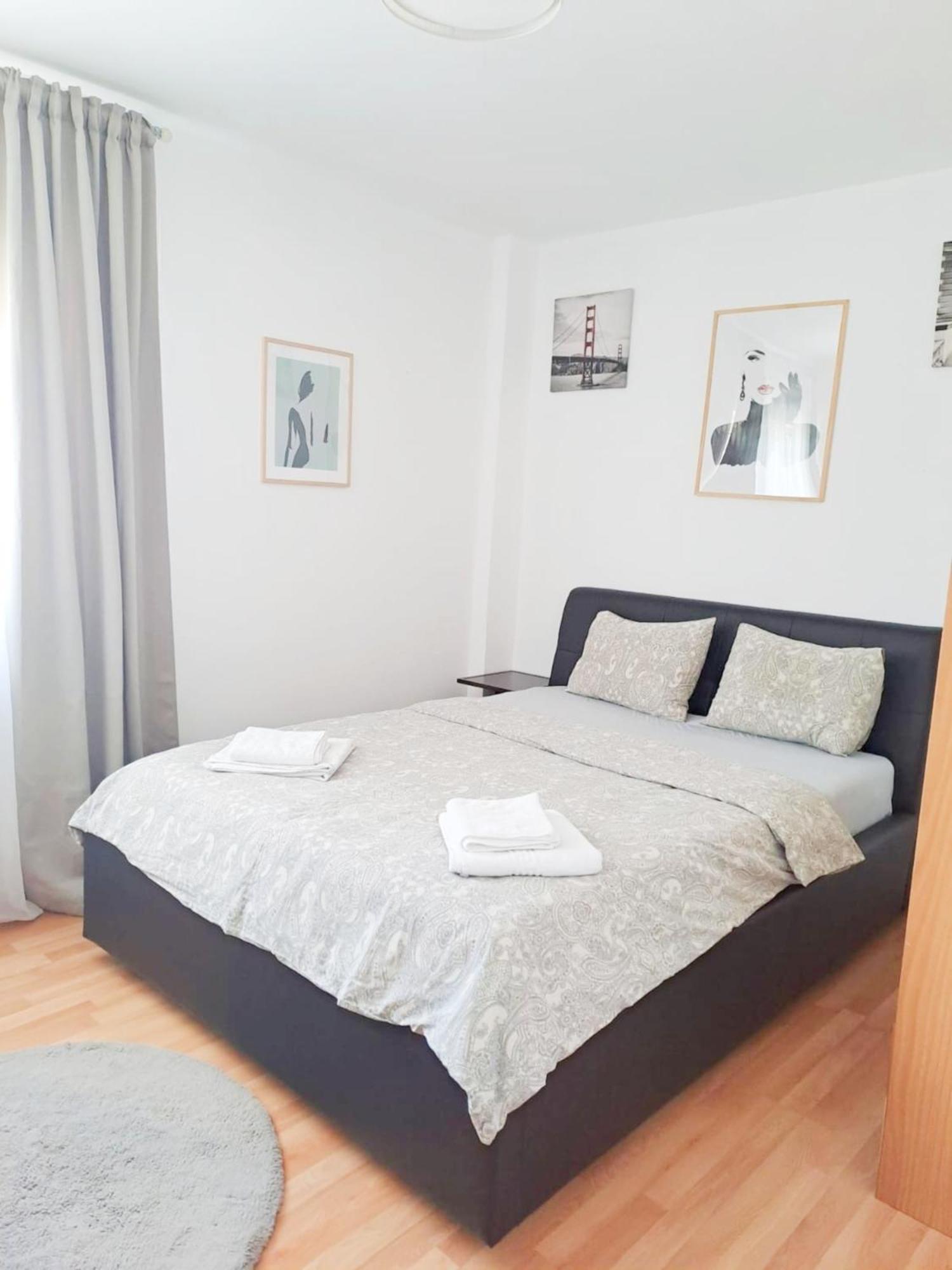 Stylish And Ample Two-bedroom Flat With Breathtaking Landmark And Views *