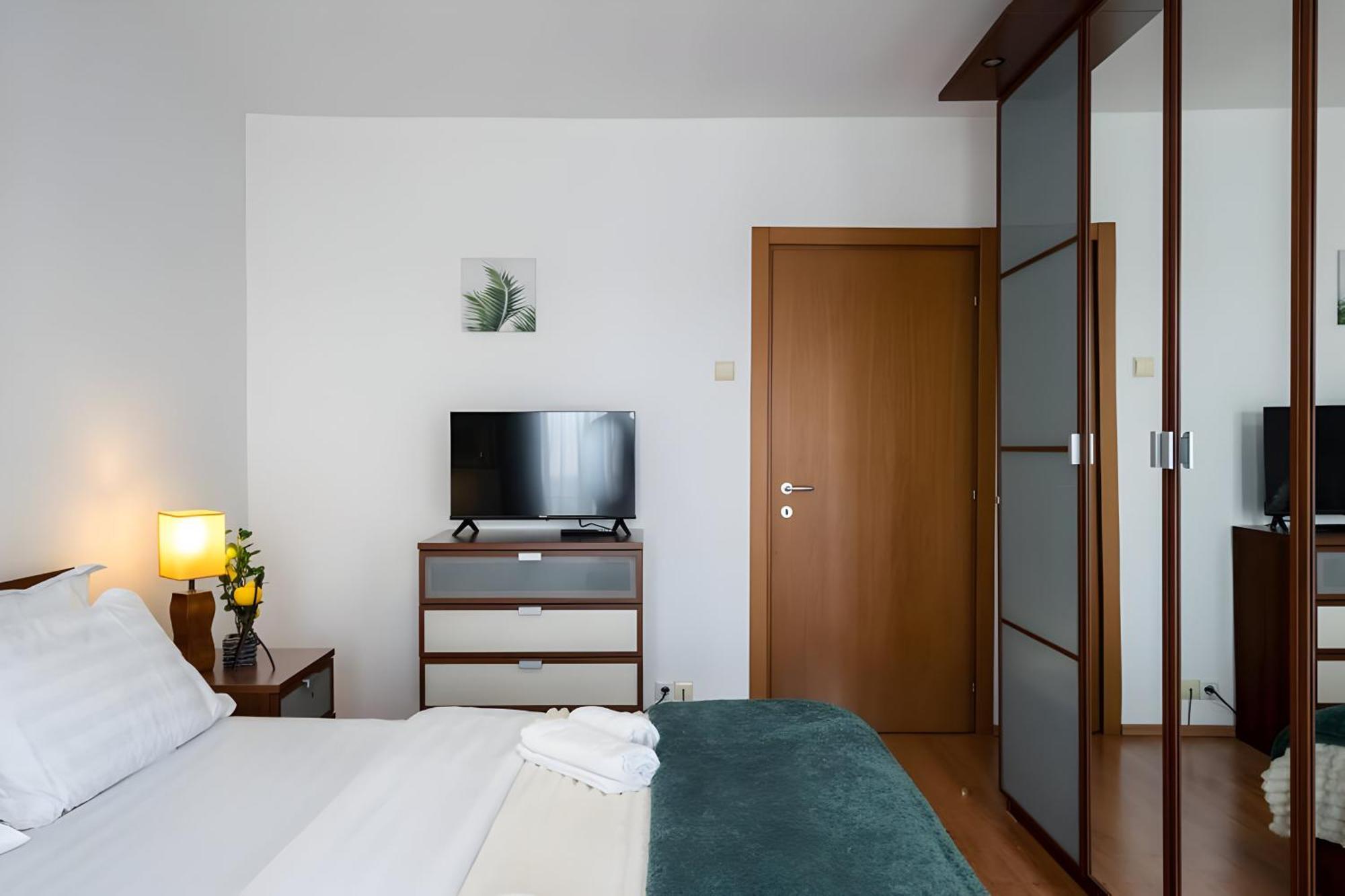 Stylish And Ample Two-bedroom Flat With Breathtaking Landmark And Views * Bucureşti