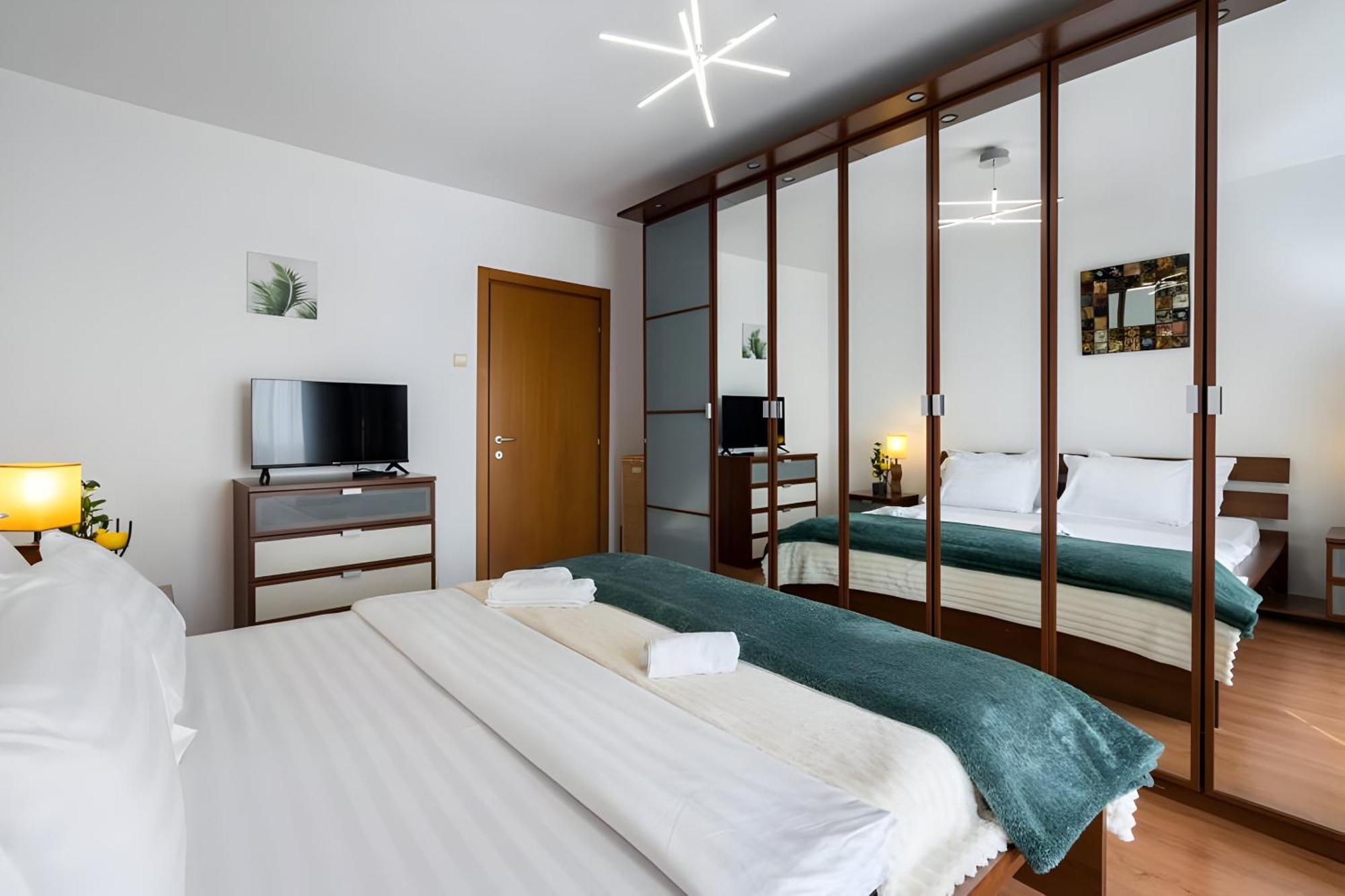Stylish And Ample Two-bedroom Flat With Breathtaking Landmark And Views Bucureşti
