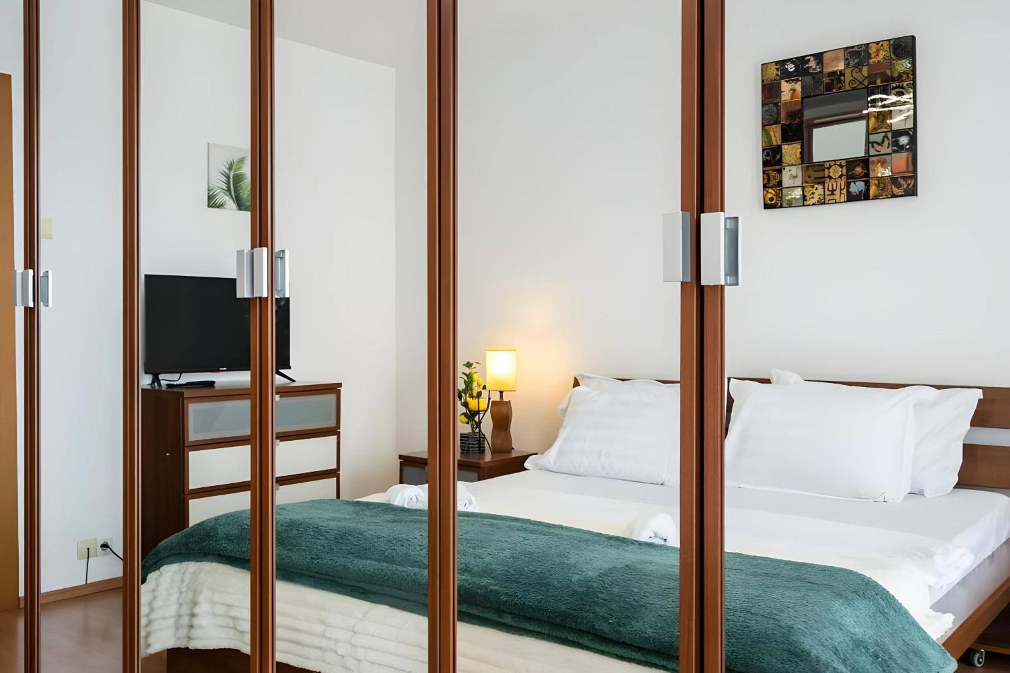Stylish And Ample Two-bedroom Flat With Breathtaking Landmark And Views