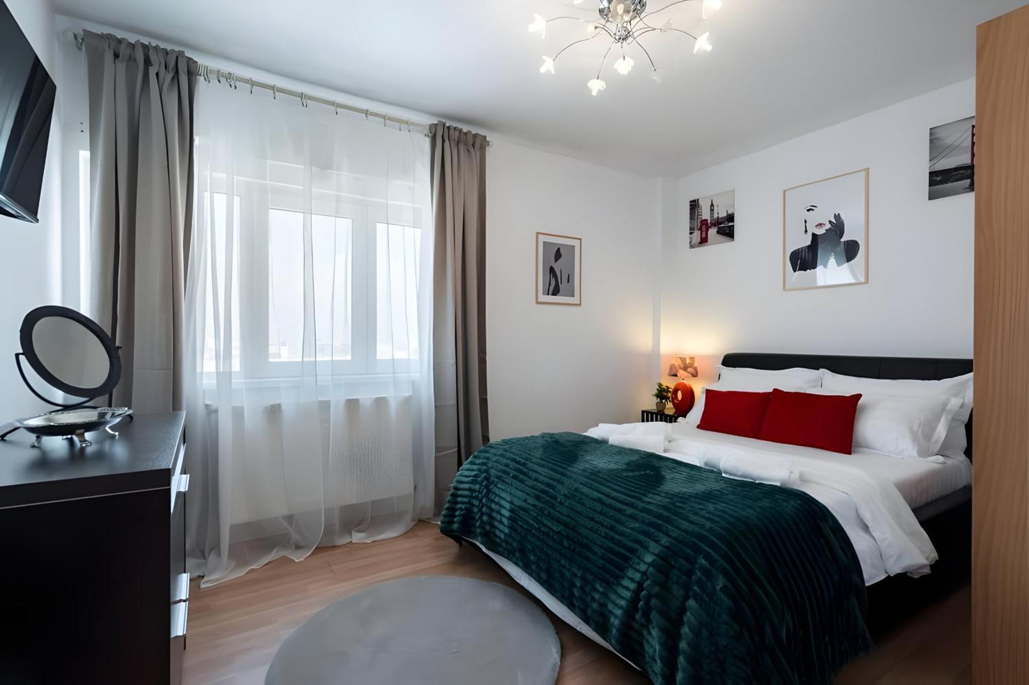 Stylish And Ample Two-bedroom Flat With Breathtaking Landmark And Views