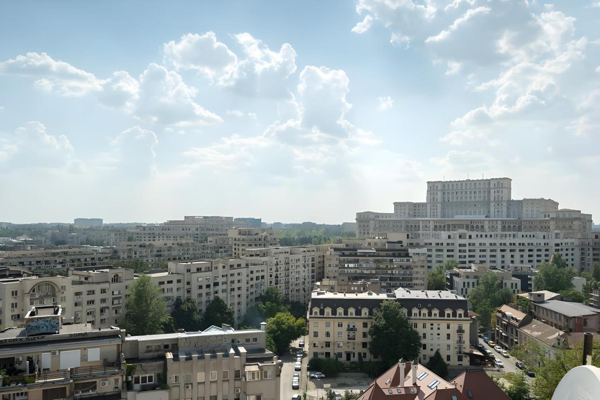 Stylish And Ample Two-bedroom Flat With Breathtaking Landmark And Views